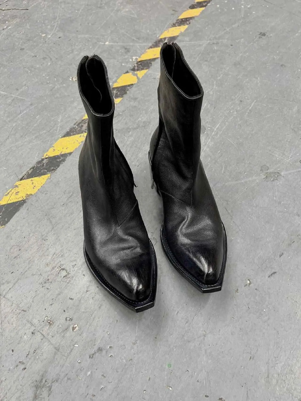 British Wizard retro spiral zipper Martin boots in black with pointed toe and mid-calf shaft