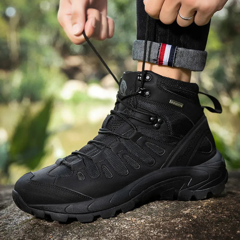 Men's outdoor combat boots in sand colour with lace-up closure and rubber sole