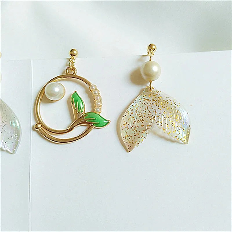 Asymmetric fishtail earrings in electroplated alloy with pearl and geometric design, green and blue options