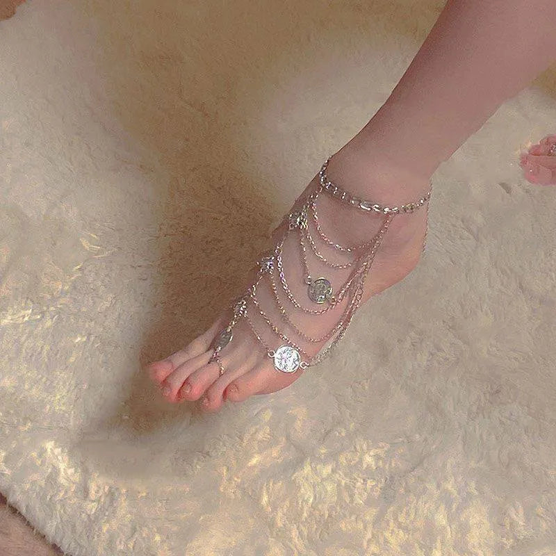 Gold alloy retro tassel anklet with geometric shape on woman ankle