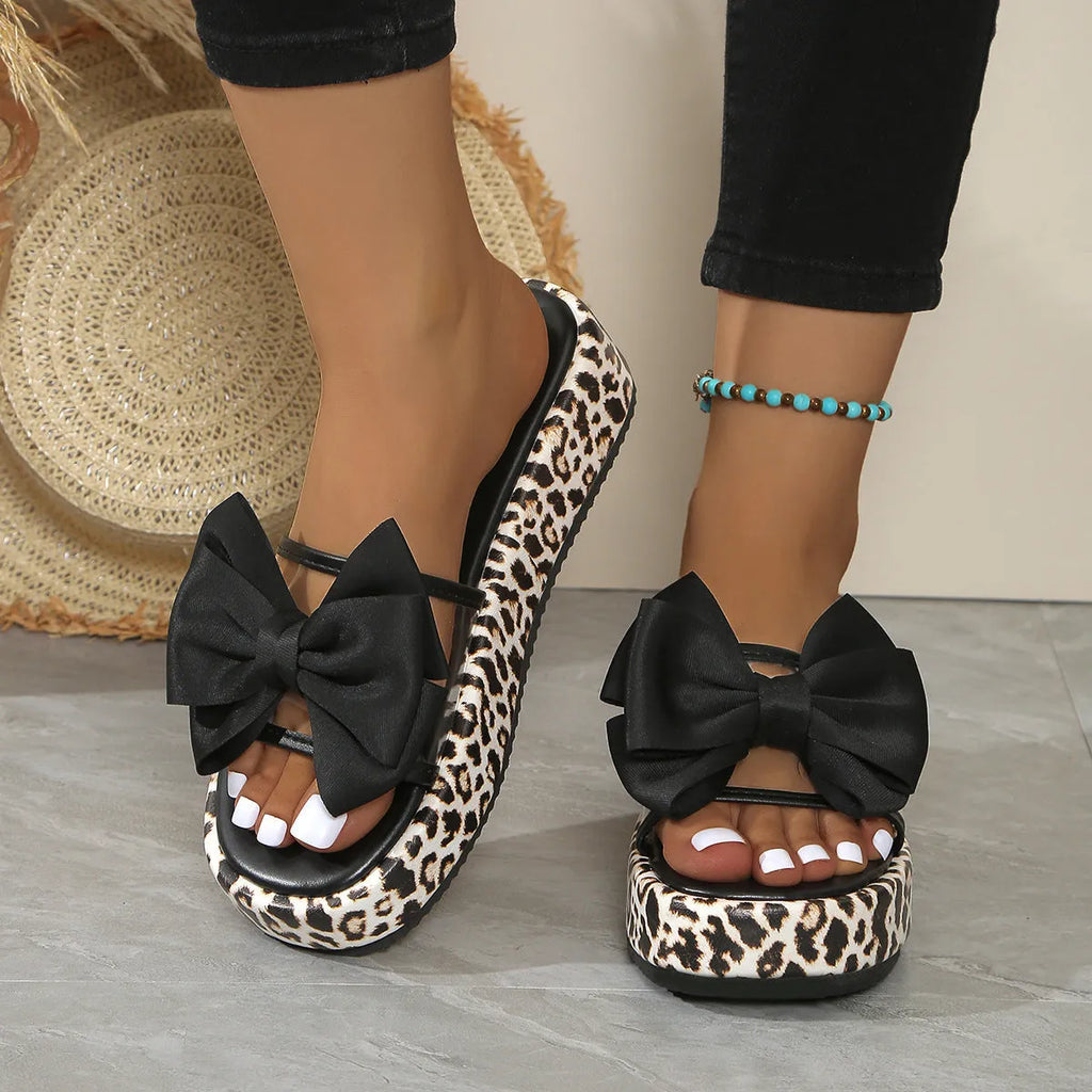 Women's leopard print thick sole beach slippers in black and white