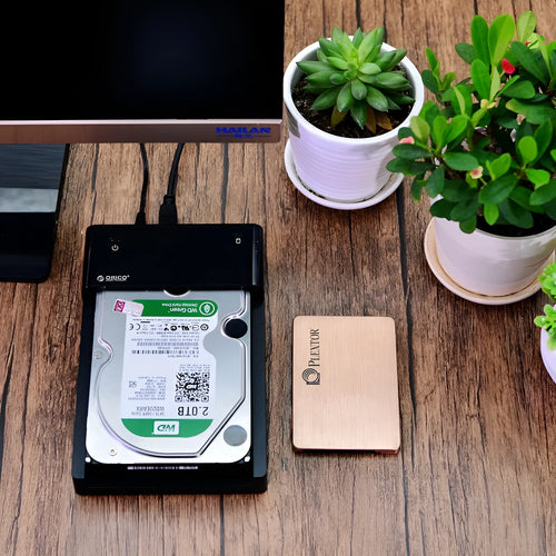 Black universal SATA hard drive enclosure for 2.5-inch and 3.5-inch drives with data cable.