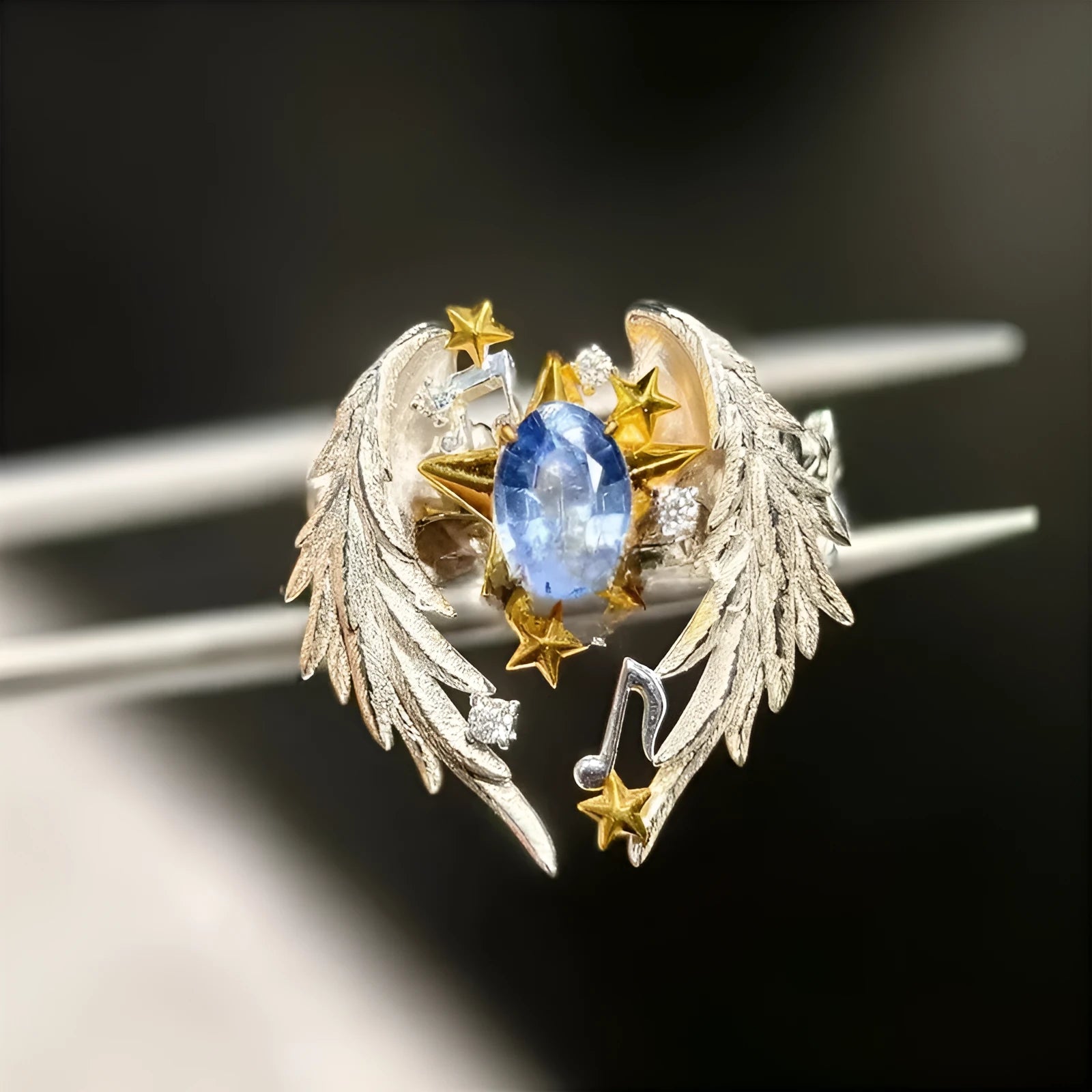 Adjustable angel wing ring with geometric design and open mouth styling