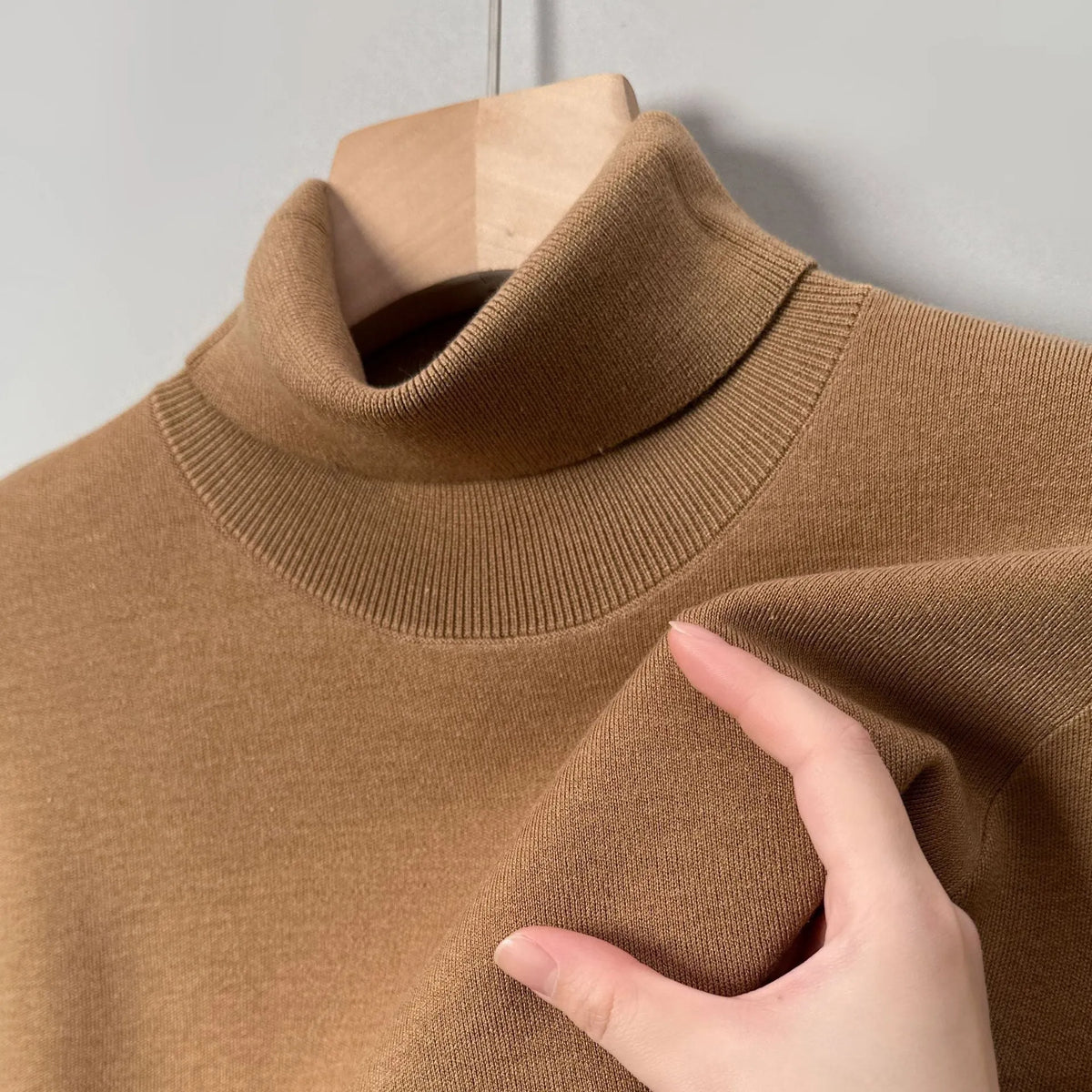 Men's thickened turtleneck woolen sweater in solid colour, loose pullover winter jumper with long sleeves.