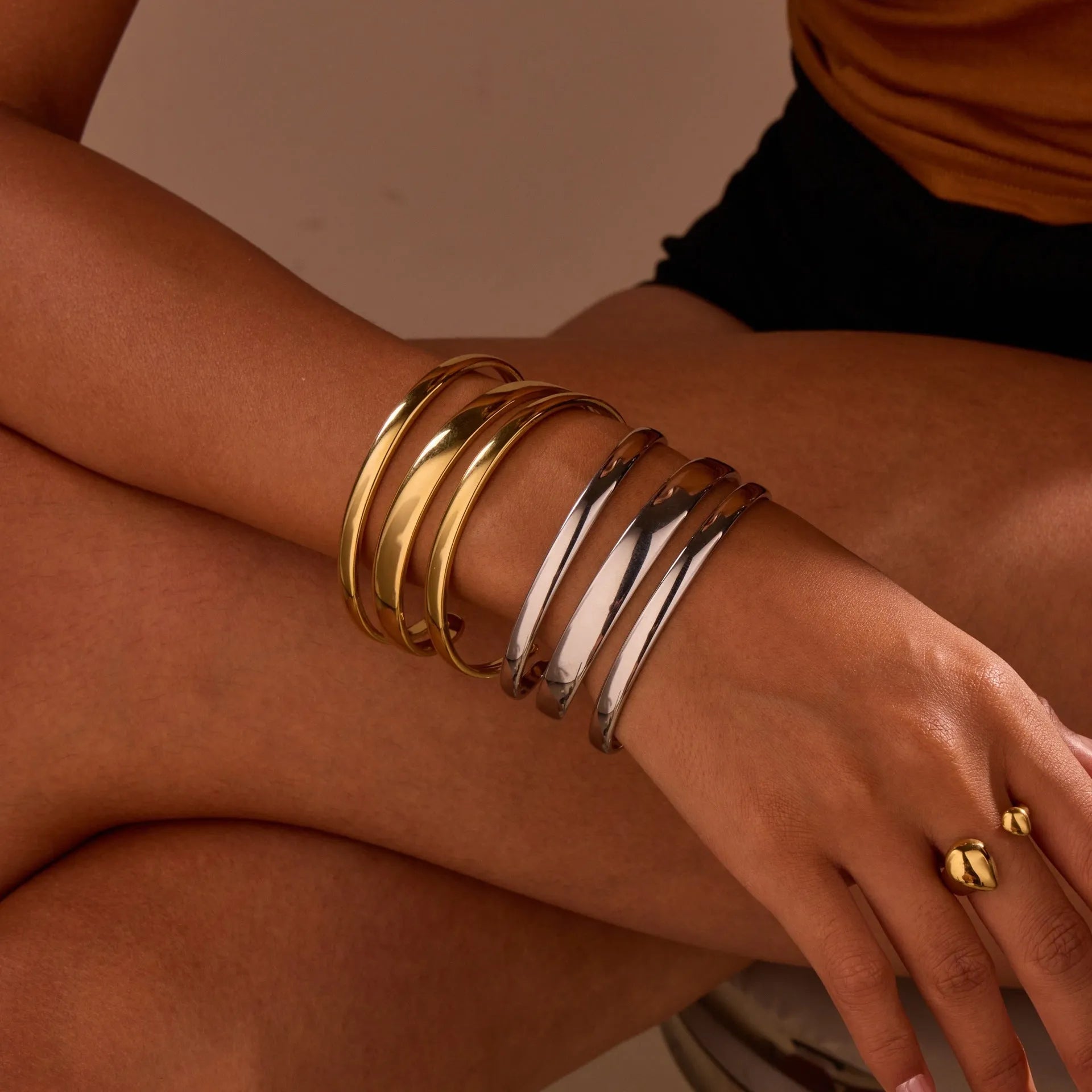 Women's geometric stainless steel bracelet with simple opening clasp in gold or steel colour