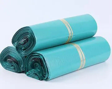 Bundle of 100 white PE courier bags with adhesive sealing strip, showing size options.