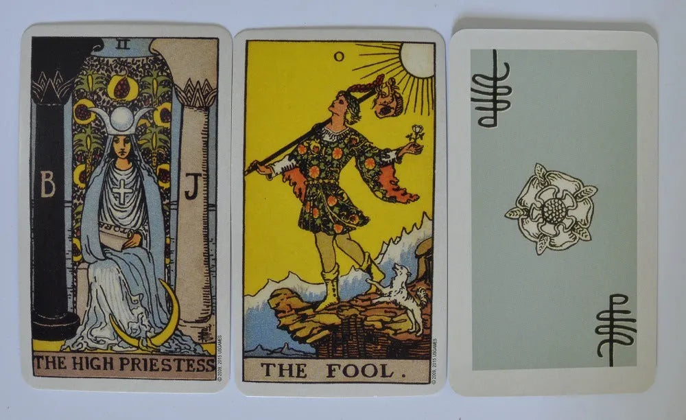 78-card English tarot deck in colour box with optional 49 x 49cm flannel Tarot Magic Tablecloth