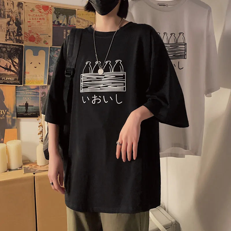 Printed Hong Kong style t-shirt in black or white, loose fit, short five-minute sleeve, sizes M to 3XL.