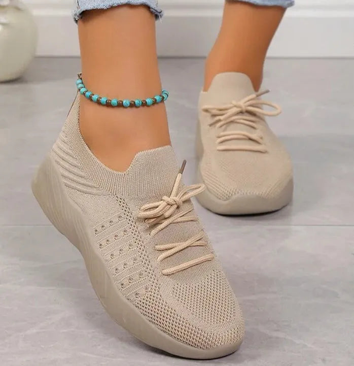 Low top lace-up platform trainers with thick sole and breathable design in black, grey, light blue, pink, red or white
