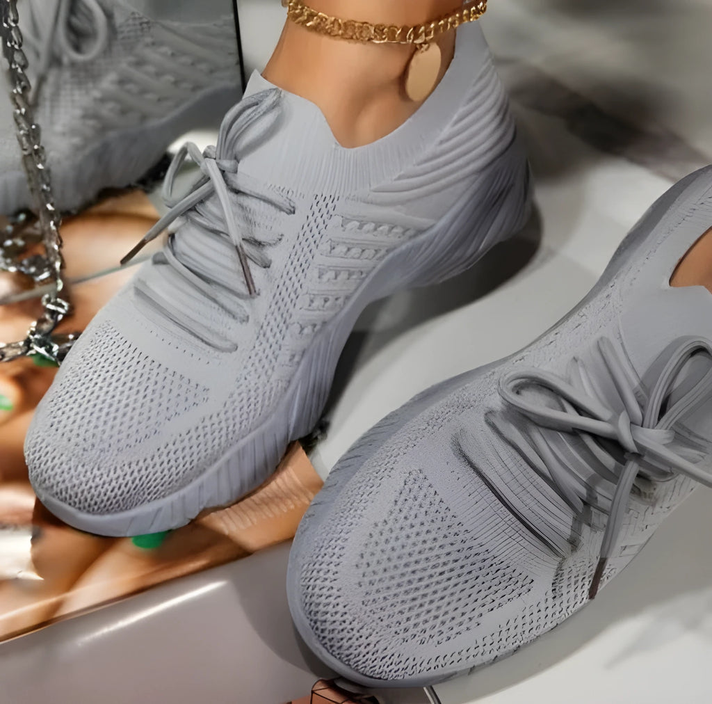 Low top lace-up platform trainers with thick sole and breathable design in black, grey, light blue, pink, red or white