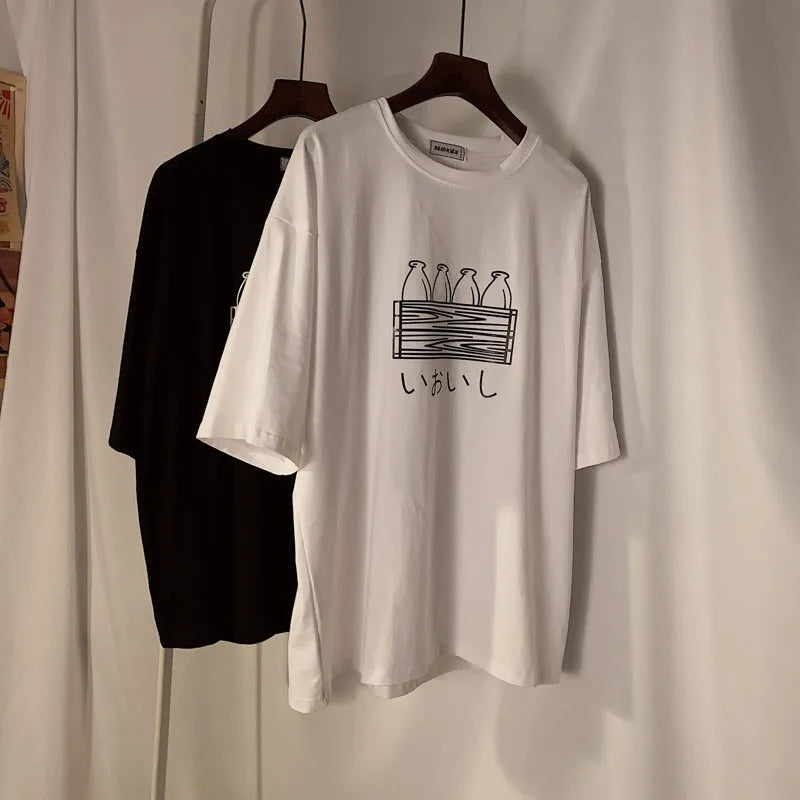 Printed Hong Kong style t-shirt in black or white, loose fit, short five-minute sleeve, sizes M to 3XL.