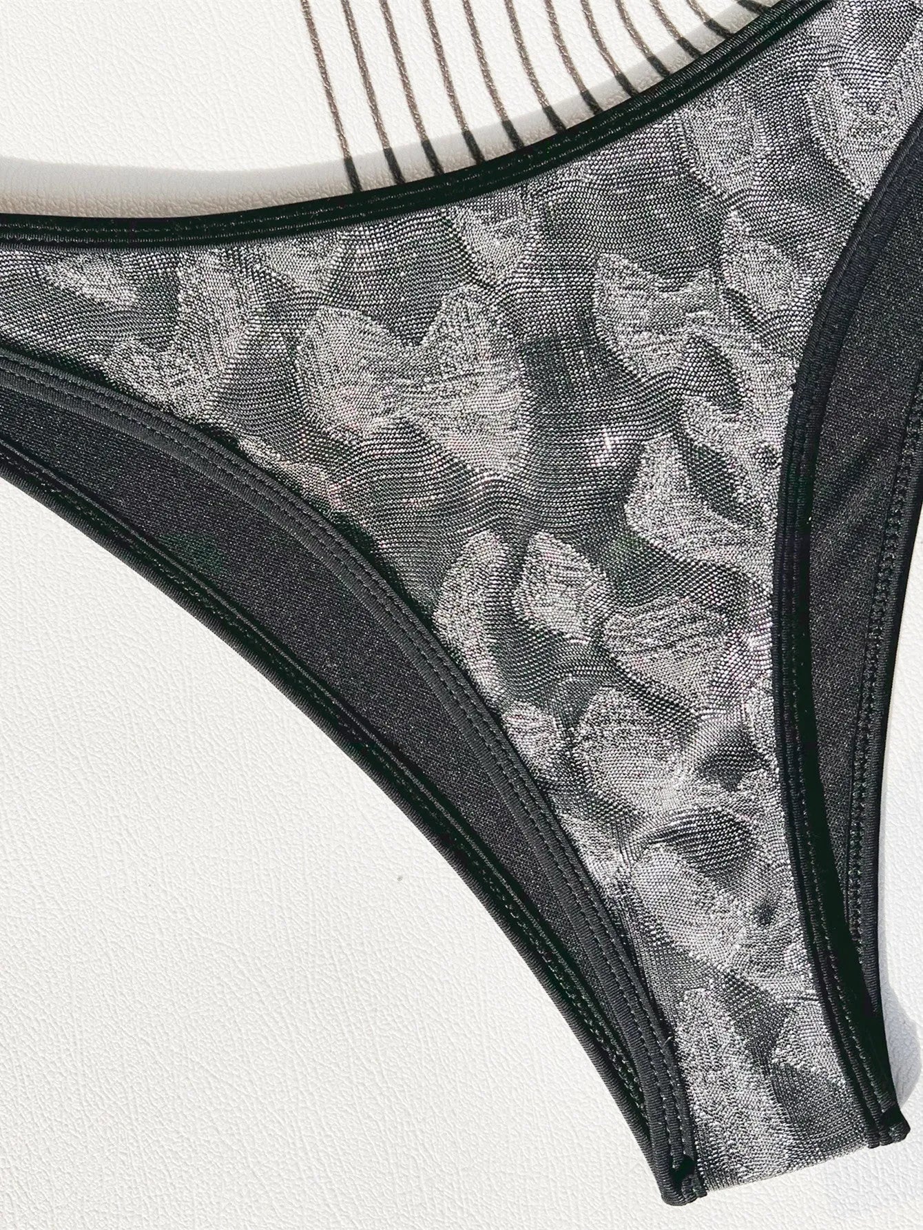Black ladies bikini set with strapless design for swimming