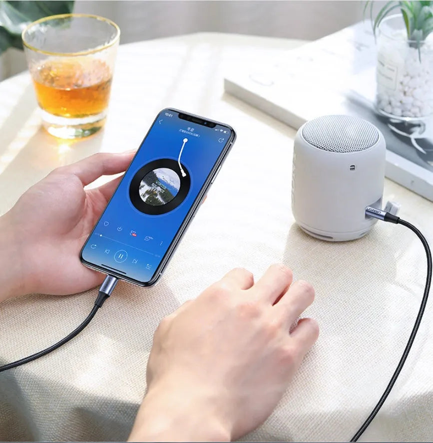 Black Apple Lightning to 3.5mm audio cable with braided TPE body and aluminium alloy connector for car adapter