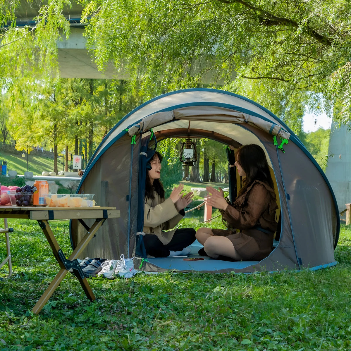 Dark green or brown single layer automatic tent with fibreglass pole and Oxford cloth, for 3-4 people
