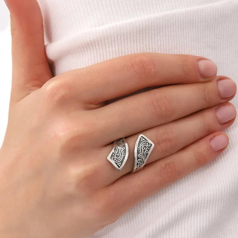 Silver-coloured adjustable women's ring with a minimalist retro design.