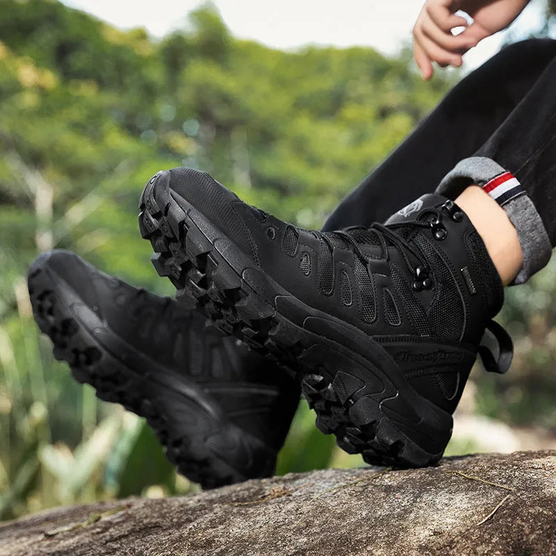 Men's outdoor combat boots in sand colour with lace-up closure and rubber sole
