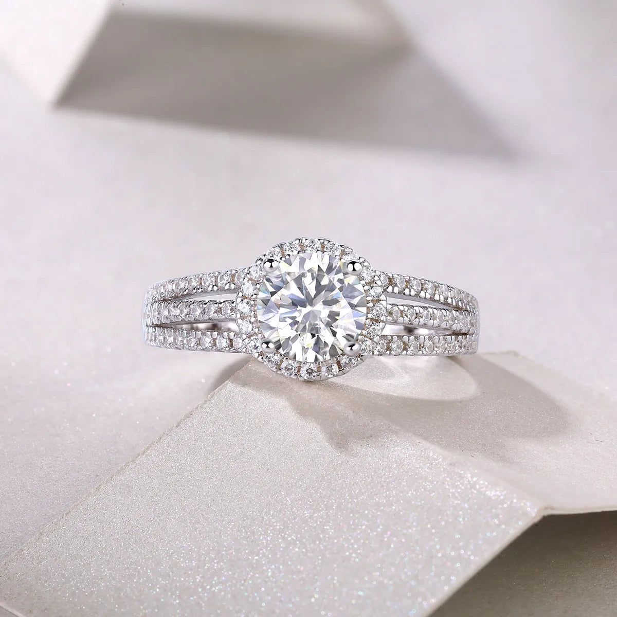 1-carat moissanite wedding ring set in S925 silver with platinum plating, sizes 5-9, gift box and GRA certificate