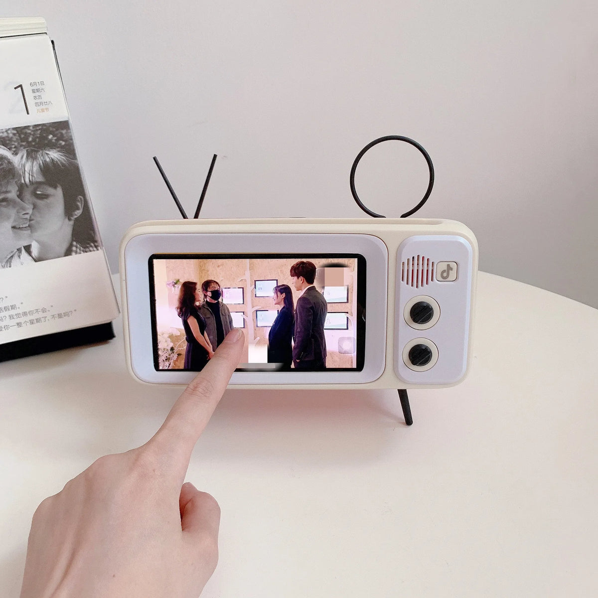 Retro TV shaped wooden phone stand with Bluetooth speaker, 3.5mm jack, 198x73x108mm