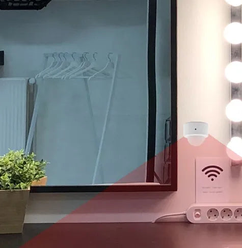 Compact white wireless infrared motion sensor for home automation with ZigBee 3.0 connectivity.