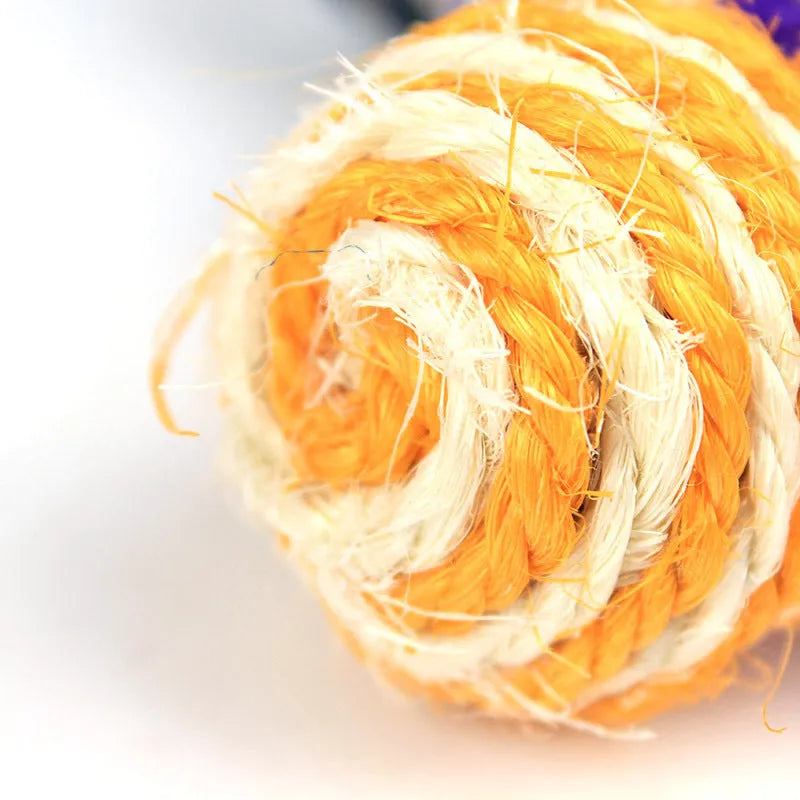Sisal cat scratching ball with 4 cm diameter in a random colour for indoor cats