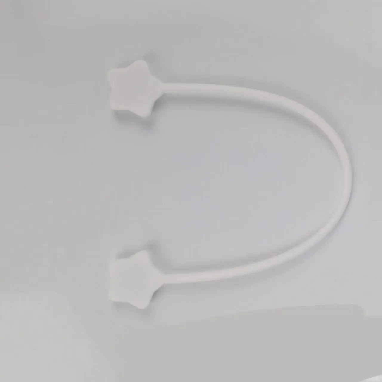 Star-shaped silicone wire winder with magnet for organising cables in multiple colours