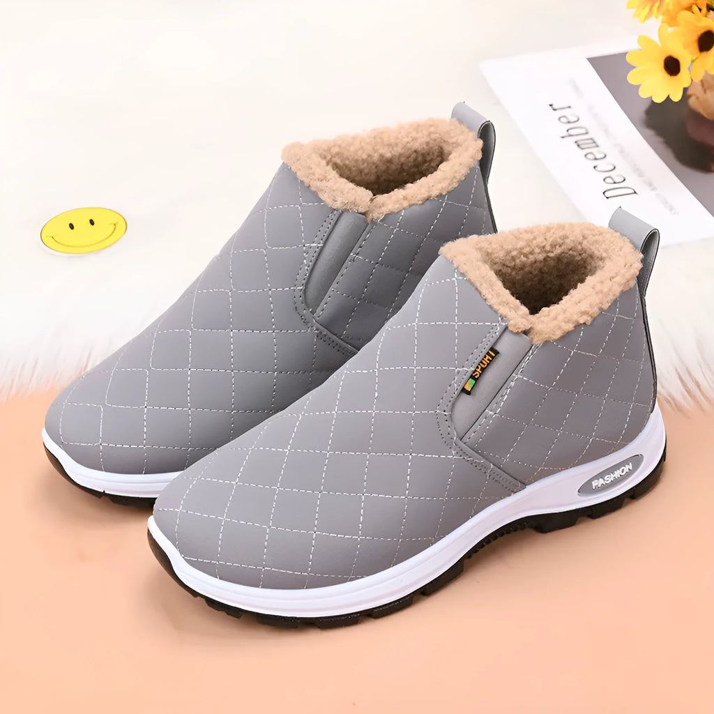 Women's thermal booties with flat heel, low top upper, round toe, velvet-look artificial leather upper and PVC sole.