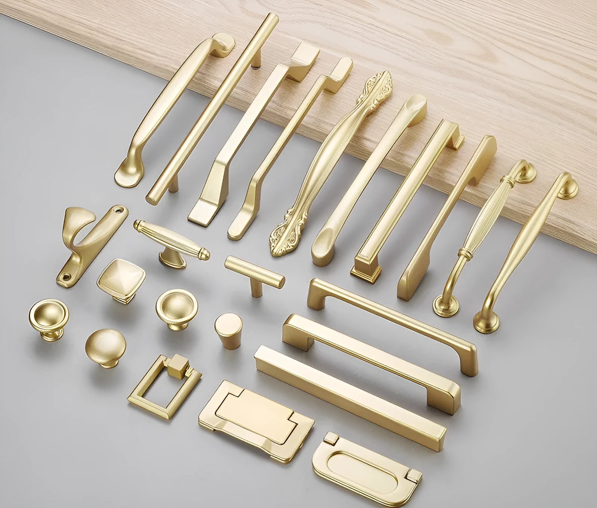 Gold coloured T-shape single hole cabinet handle made from aluminium alloy.