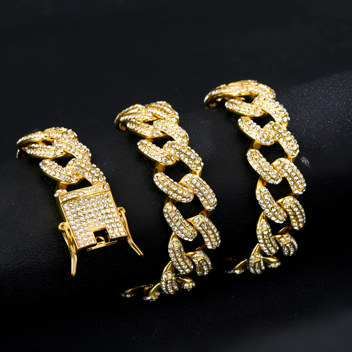 Gold hip hop rhinestone necklace with geometric design and clavicle chain in zinc alloy