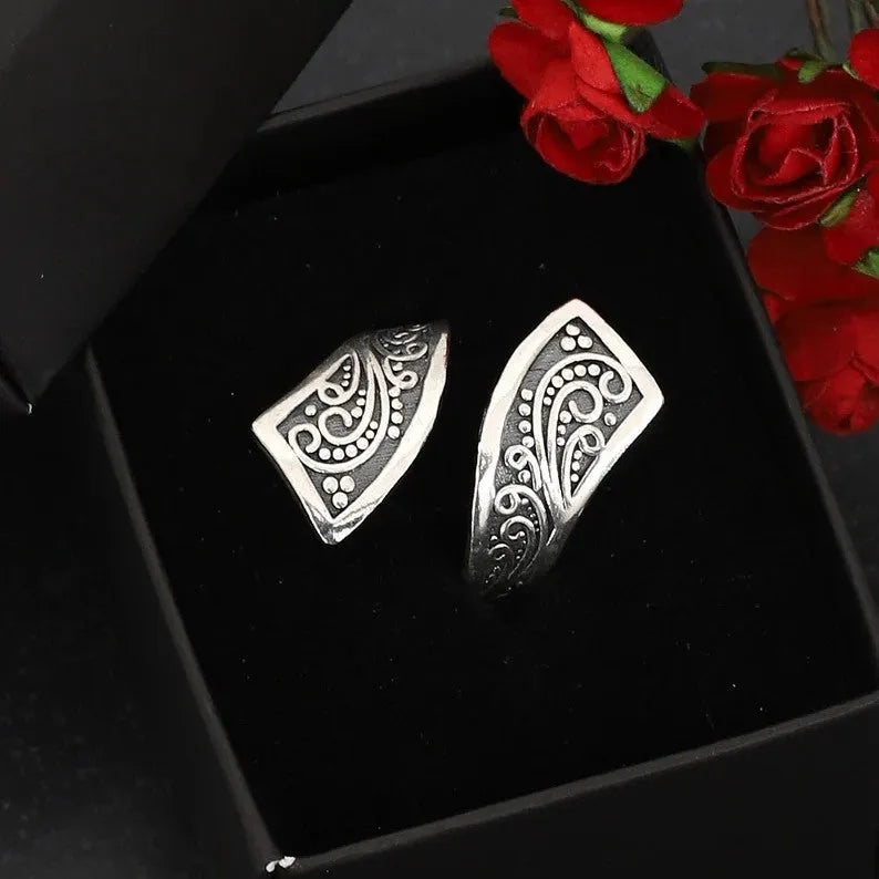 Silver-coloured adjustable women's ring with a minimalist retro design.