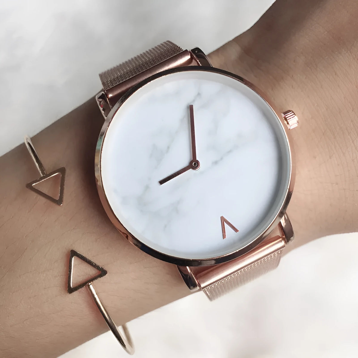 Quartz watch with wire mesh stainless steel strap, 40mm dial, single folding buckle, available in gold, rose gold, black, silvery.