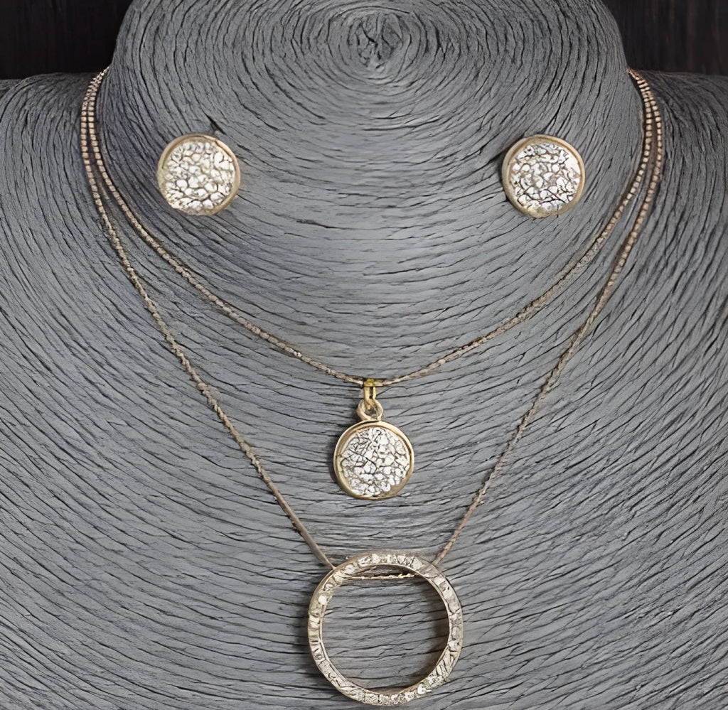 Gold-plated women's jewellery set with polished necklace and earrings