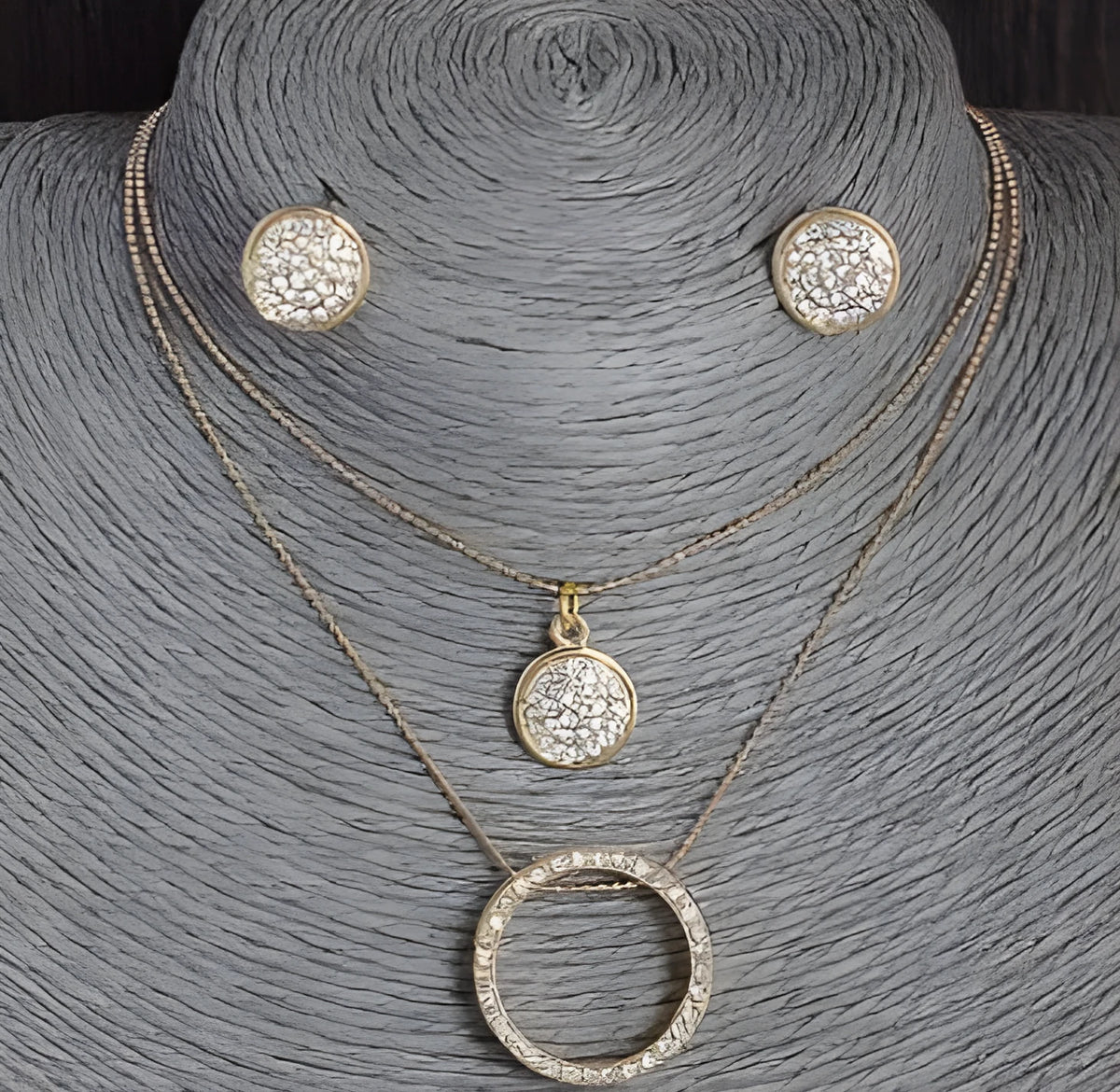 Gold-plated women's jewellery set with polished necklace and earrings