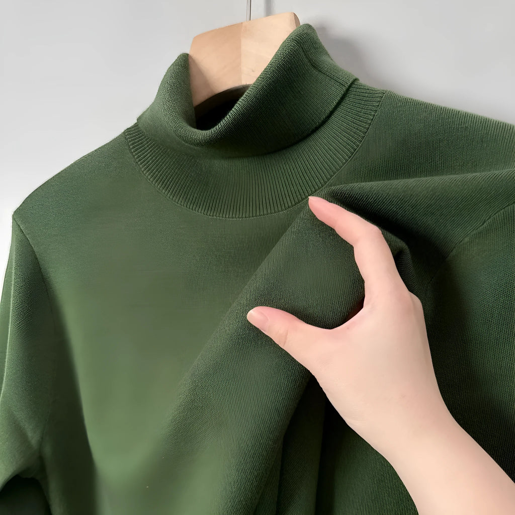 Men's thickened turtleneck woolen sweater in solid colour, loose pullover winter jumper with long sleeves.