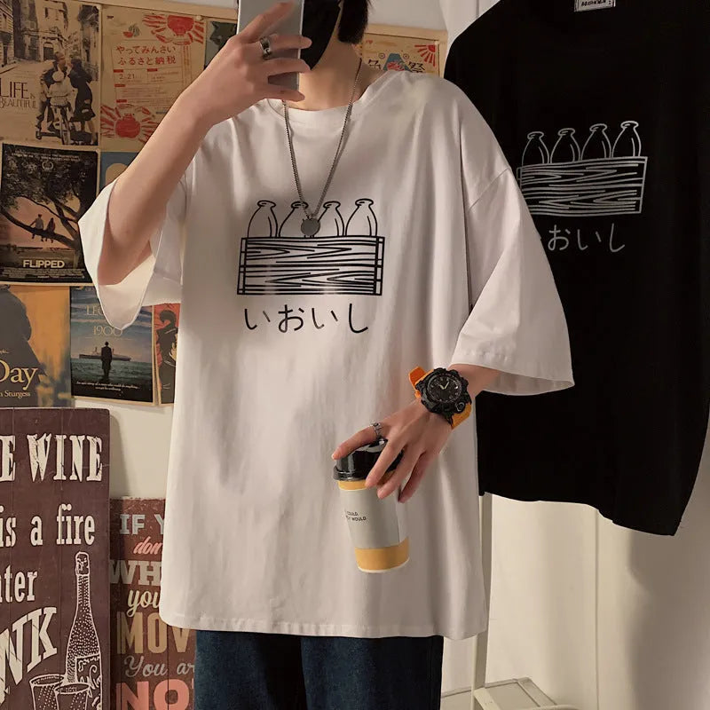 Printed Hong Kong style t-shirt in black or white, loose fit, short five-minute sleeve, sizes M to 3XL.