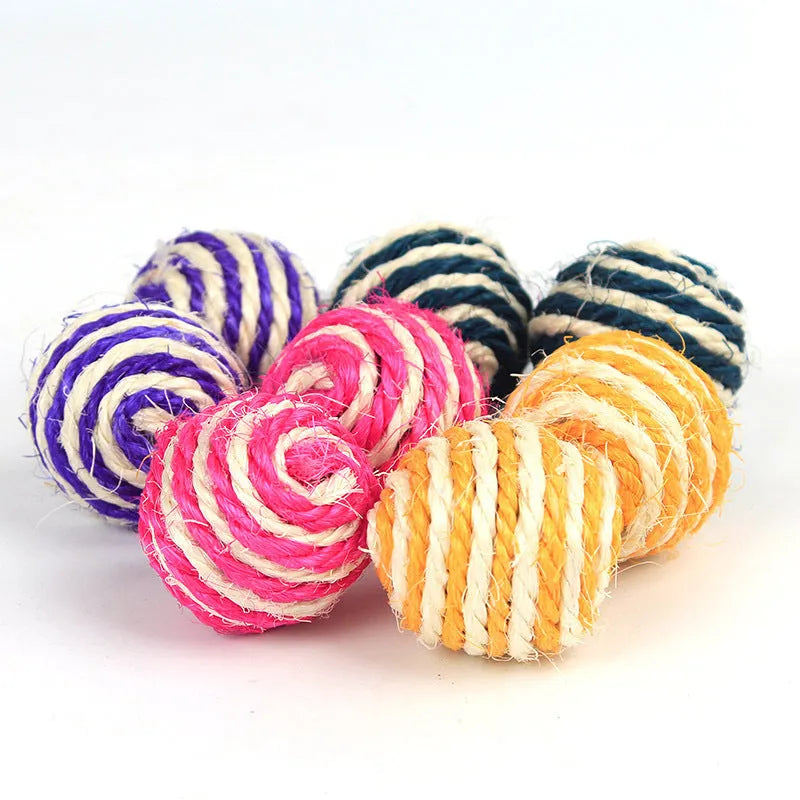 Sisal cat scratching ball with 4 cm diameter in a random colour for indoor cats