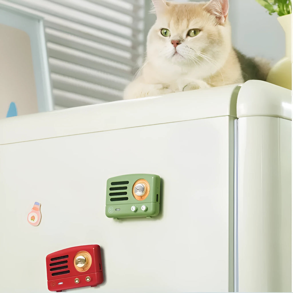 Stickers Bluetooth stereo speaker for refrigerator and kitchen, 74 x 53 x 21.7 mm, in retro green or red.