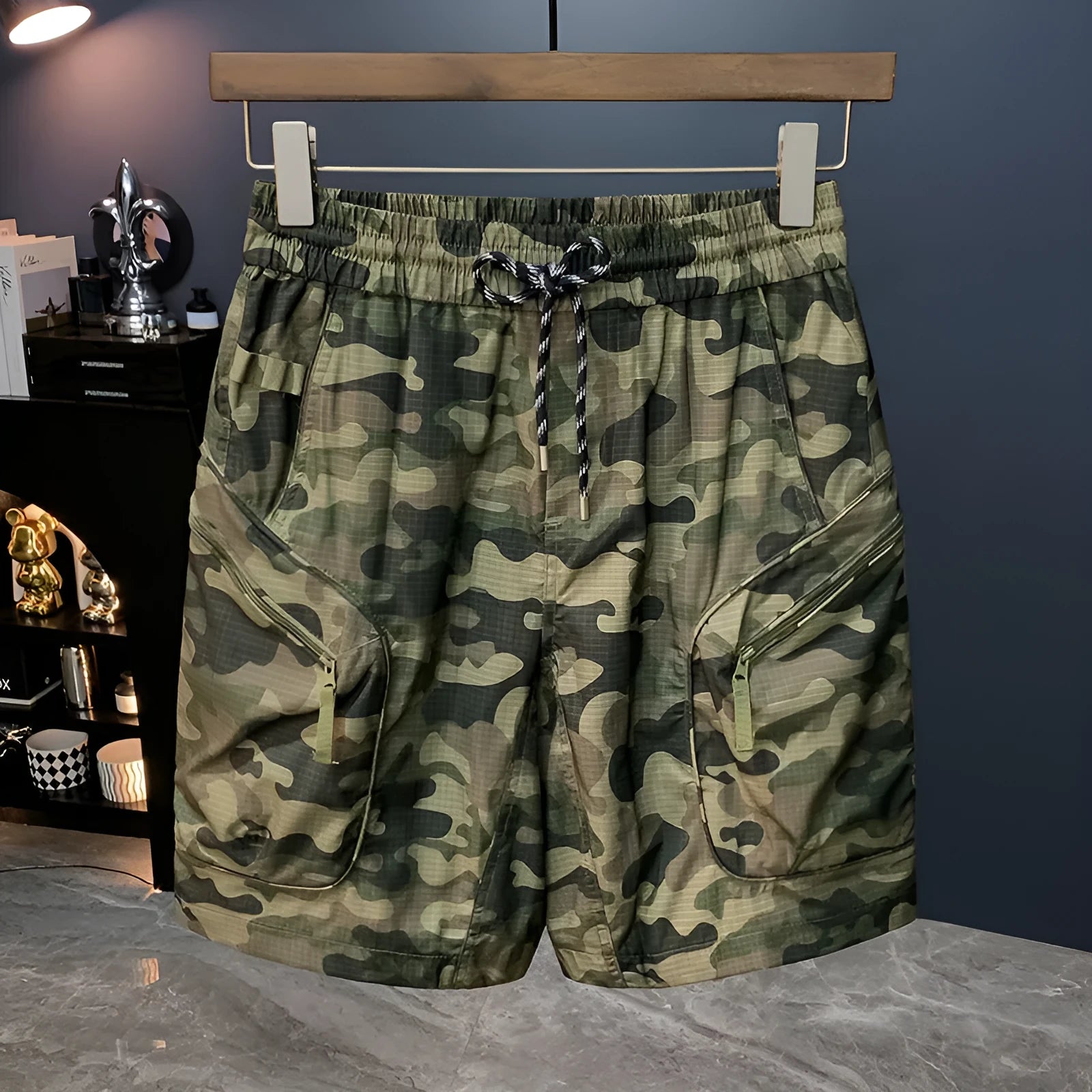Men's camouflage cargo shorts in cotton blend fabric with cargo pockets and loose fit design