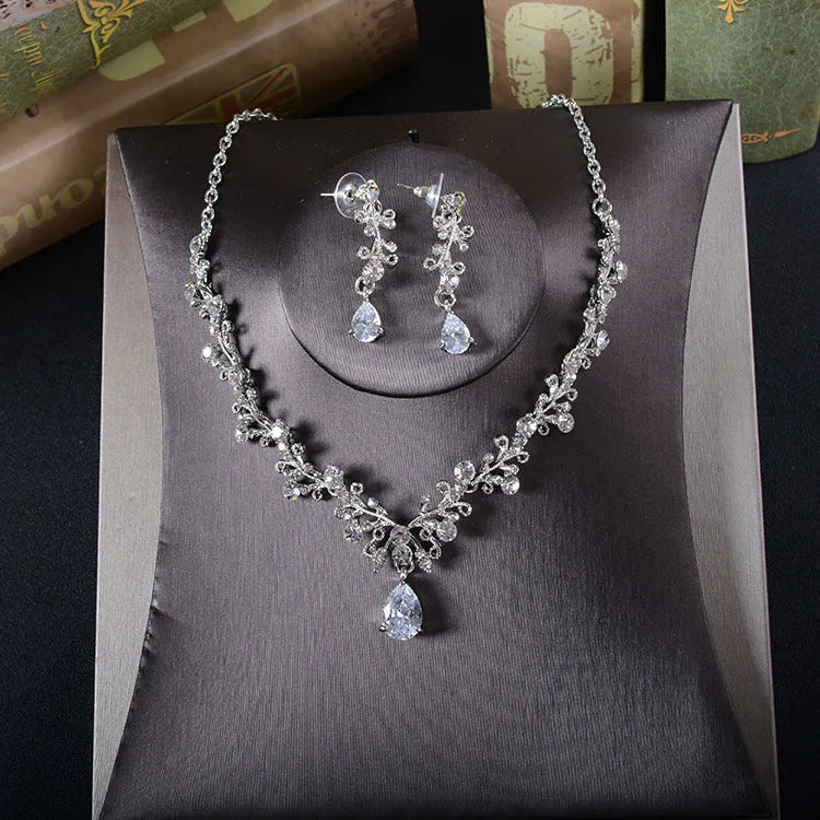 Bridal rhinestone earrings and necklace set made of alloy and zircon for wedding wear