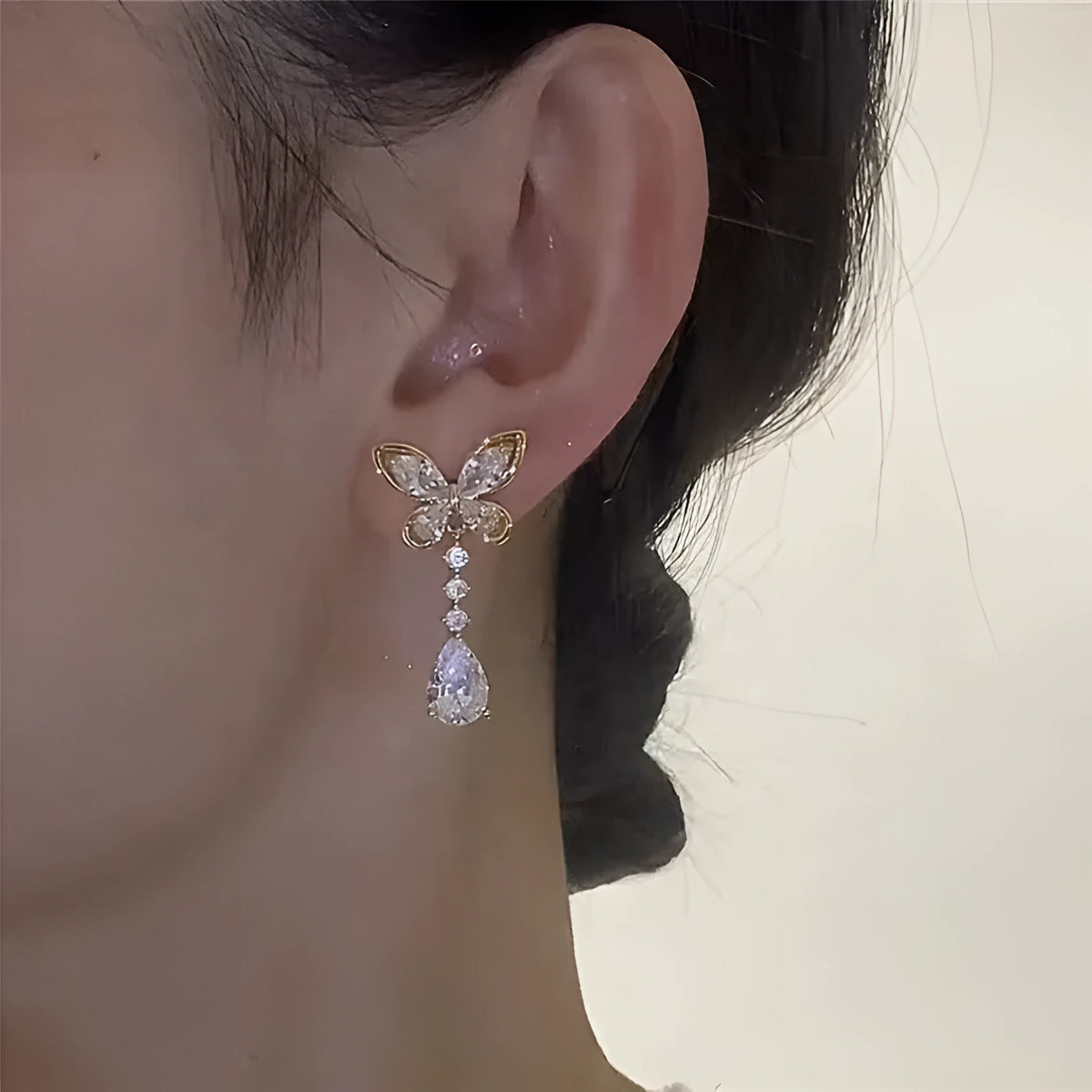 Platinum-coloured bow stud earrings with electroplated zinc alloy construction
