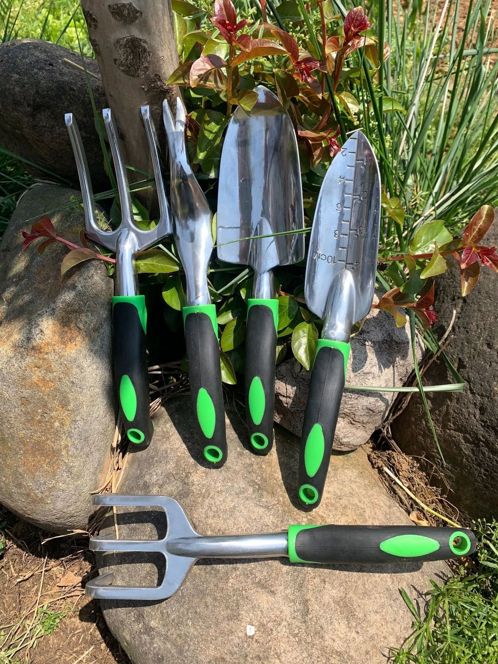 9-piece aluminium alloy garden tool set with silicone two-colour handles in green for horticulture and seedling cultivation