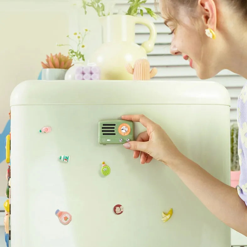 Stickers Bluetooth stereo speaker for refrigerator and kitchen, 74 x 53 x 21.7 mm, in retro green or red.