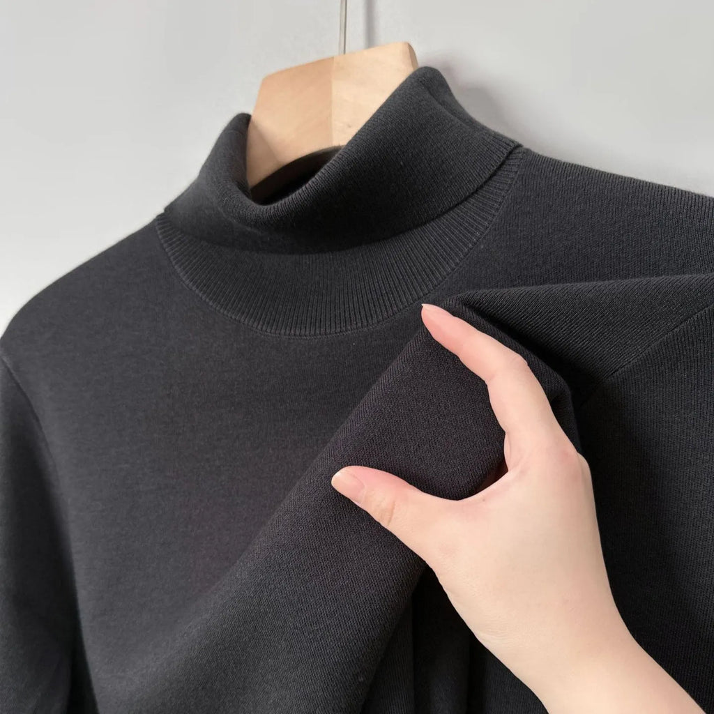 Men's thickened turtleneck woolen sweater in solid colour, loose pullover winter jumper with long sleeves.