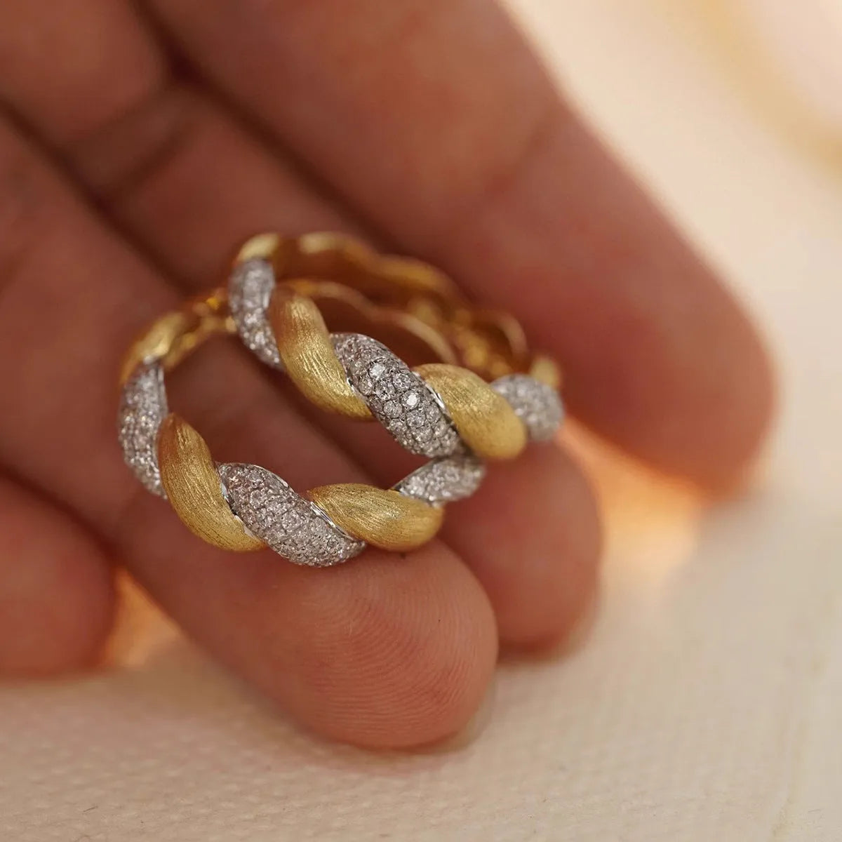 S925 sterling silver twist ring for women in gold and platinum finish, US size 6 to 10