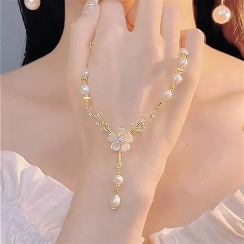 Fashion necklace with pearl chain and flower pearl pendant in alloy metal