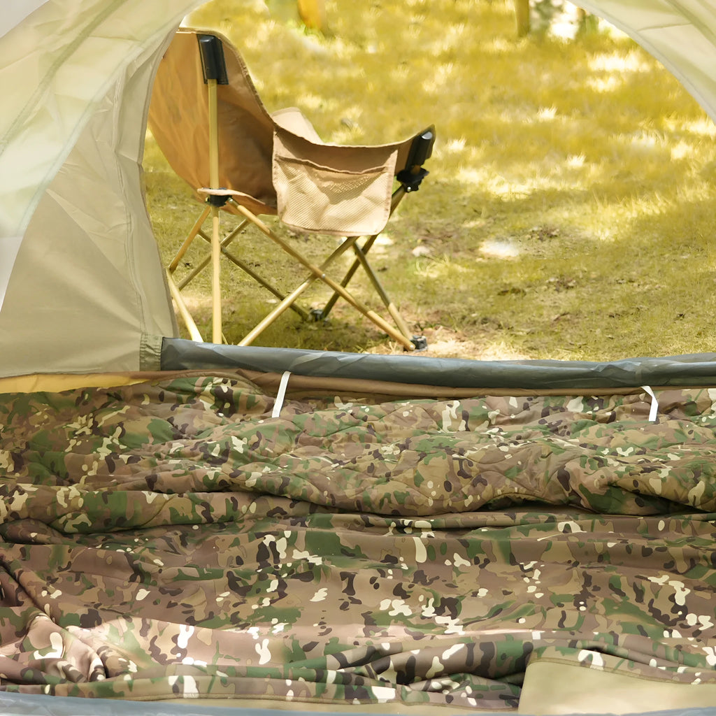 Outdoor camping multi-functional camouflage quilt with envelope construction polyester shell and cotton lining in green pattern