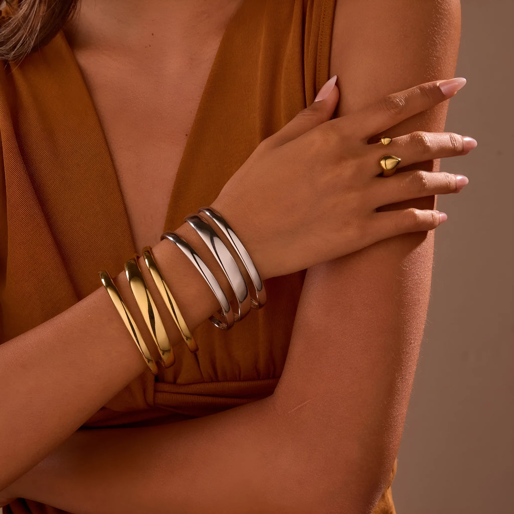 Women's geometric stainless steel bracelet with simple opening clasp in gold or steel colour