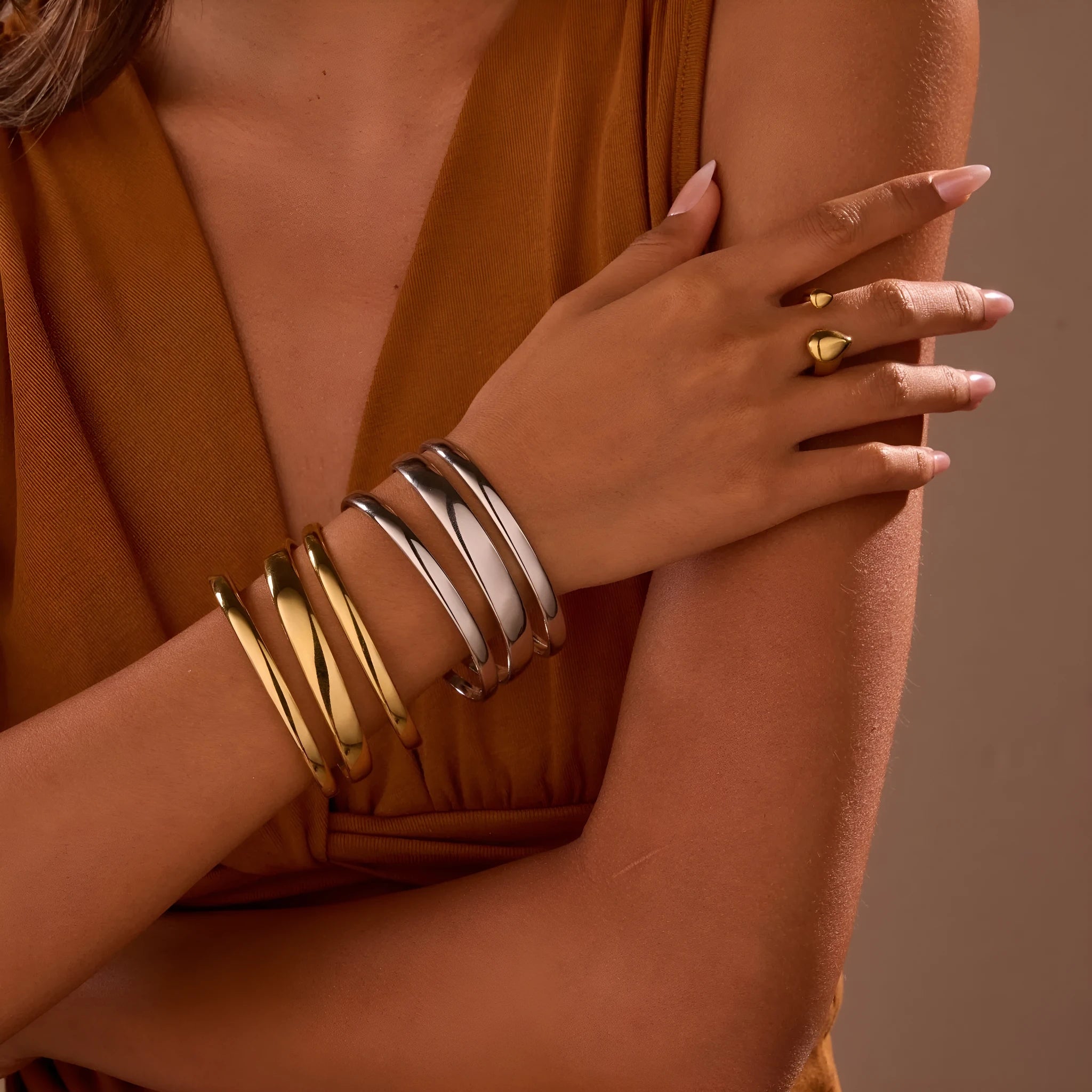 Women's geometric stainless steel bracelet with simple opening clasp in gold or steel colour