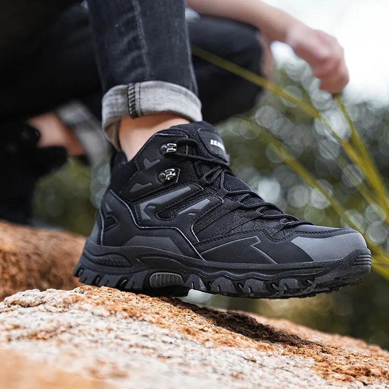 Hiking outdoor shoes sneaker with rubber sole and lace-up closure in various colours