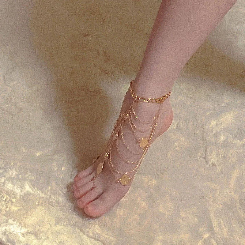 Gold alloy retro tassel anklet with geometric shape on woman ankle