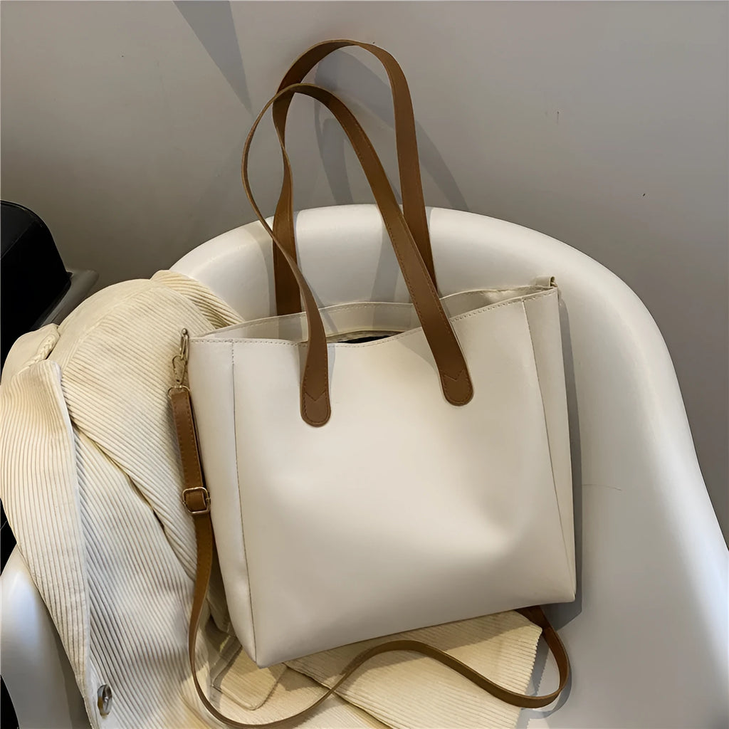 Single shoulder crossbody bag in PU with horizontal square shape, available in white, yellow, black or brown.